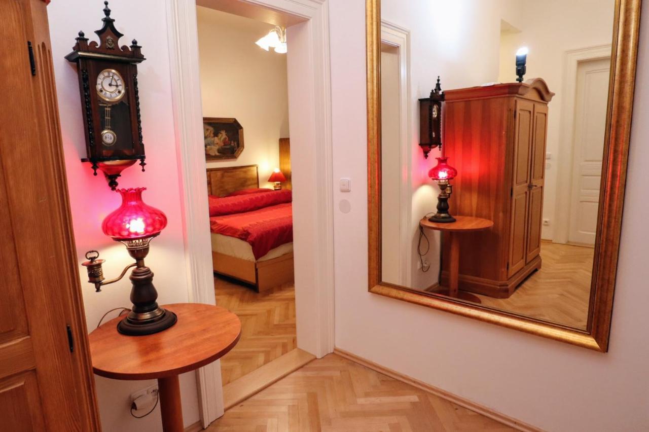 Room & Parking Assistance Prague Luaran gambar
