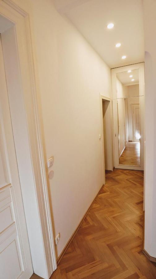 Room & Parking Assistance Prague Luaran gambar