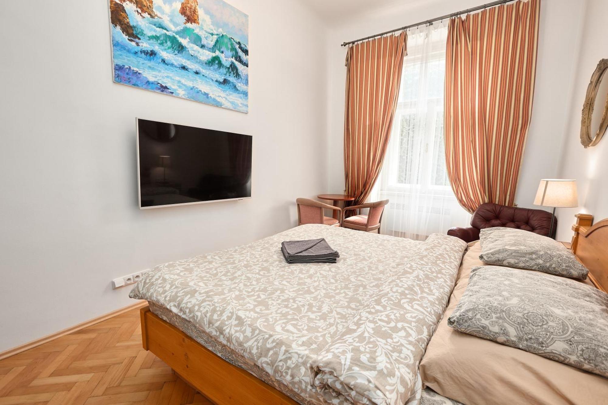 Room & Parking Assistance Prague Luaran gambar